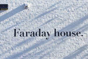 Klatki Faradaya – zasady działania, zastosowania i ograniczenia