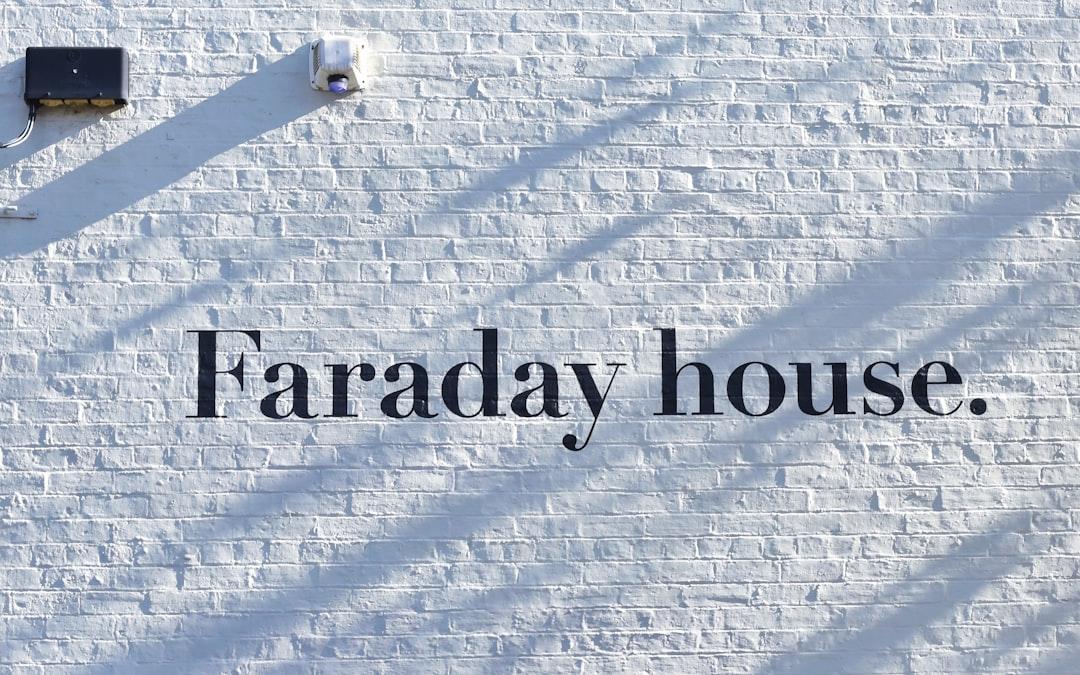 Klatki Faradaya – zasady działania, zastosowania i ograniczenia
