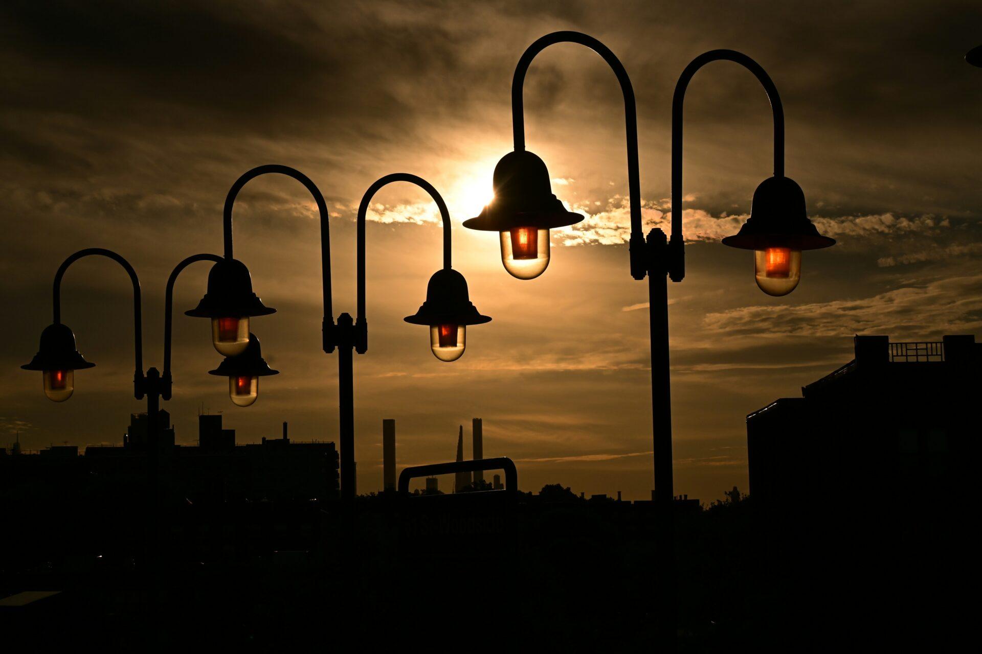 Industrialne lampy wiszące: surowość i styl w aranżacji wnętrz