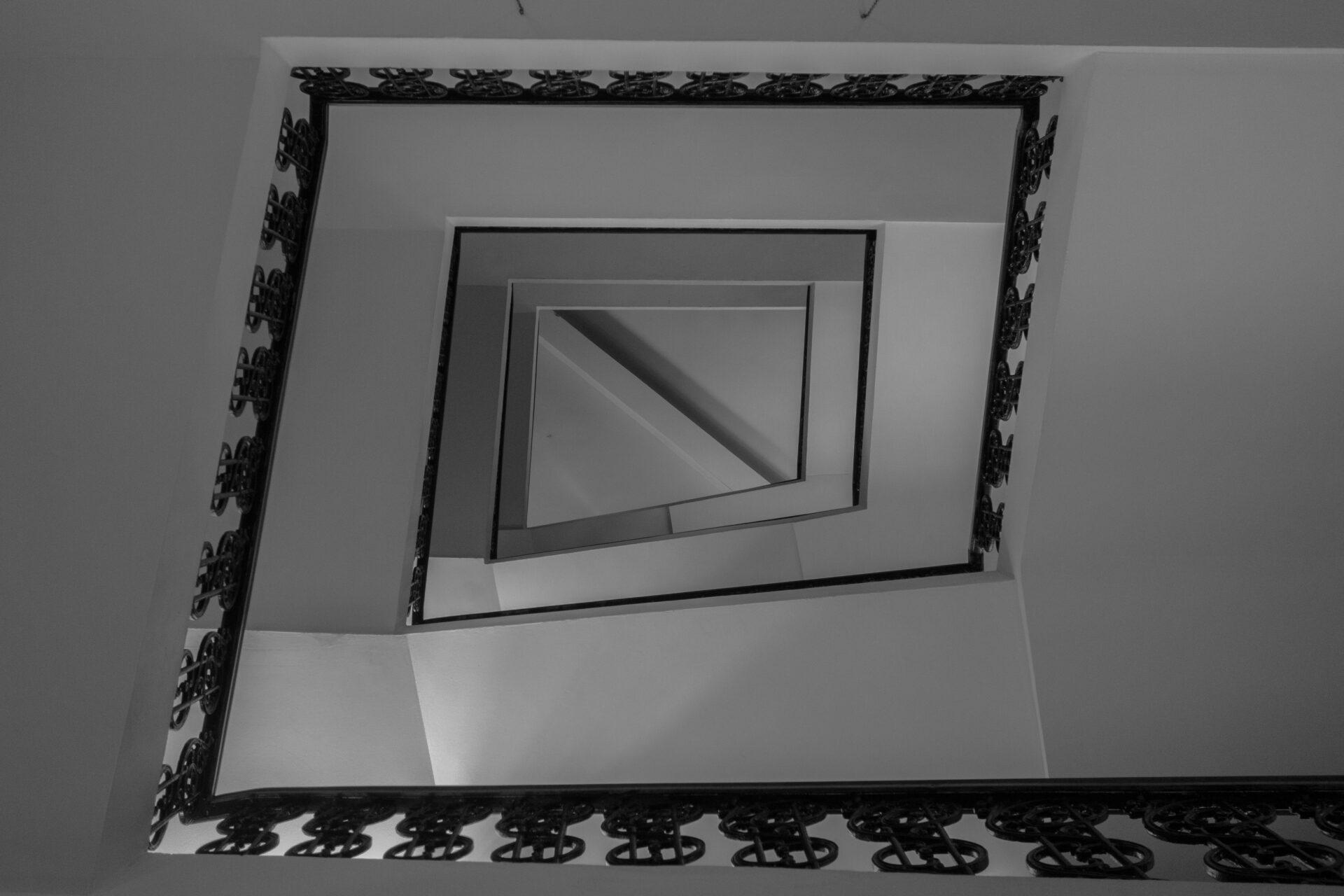 Cudowne właściwości lustrzanych ścian: iluzja przestrzeni i styl