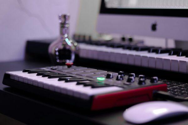 Wpływ sztuki na projektowanie wnętrz: estetyka, atmosfera i funkcjonalność